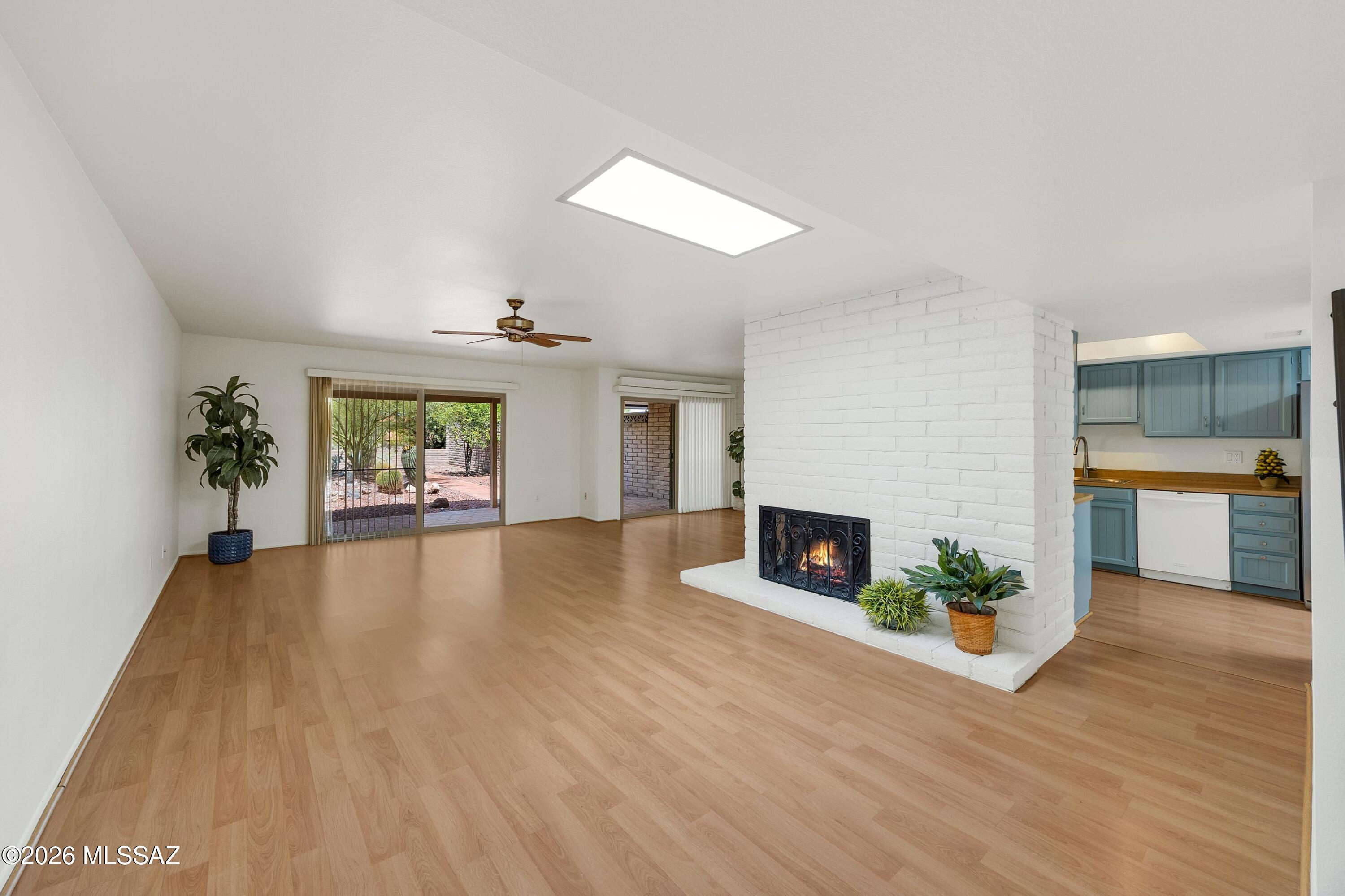 5617 N Camino Del Sol