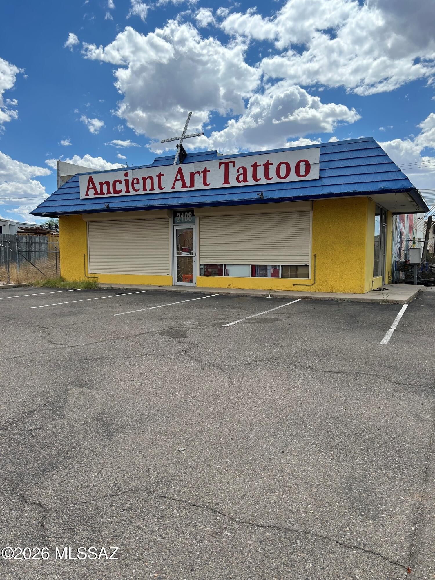 Main image without alt text