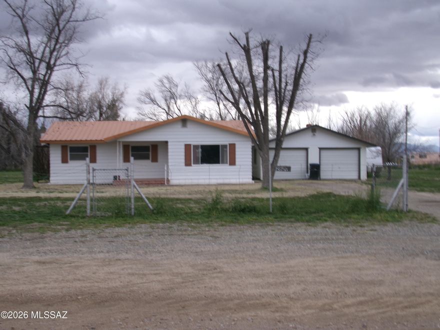 Fully fenced 3 bedroon 2 bath country home on 1.16 acres. Metal roof , tile floors 7 2large mature pecan trees in the front yard. Private well. Just a few miles outside of Willcox. About 5 minutes to town.