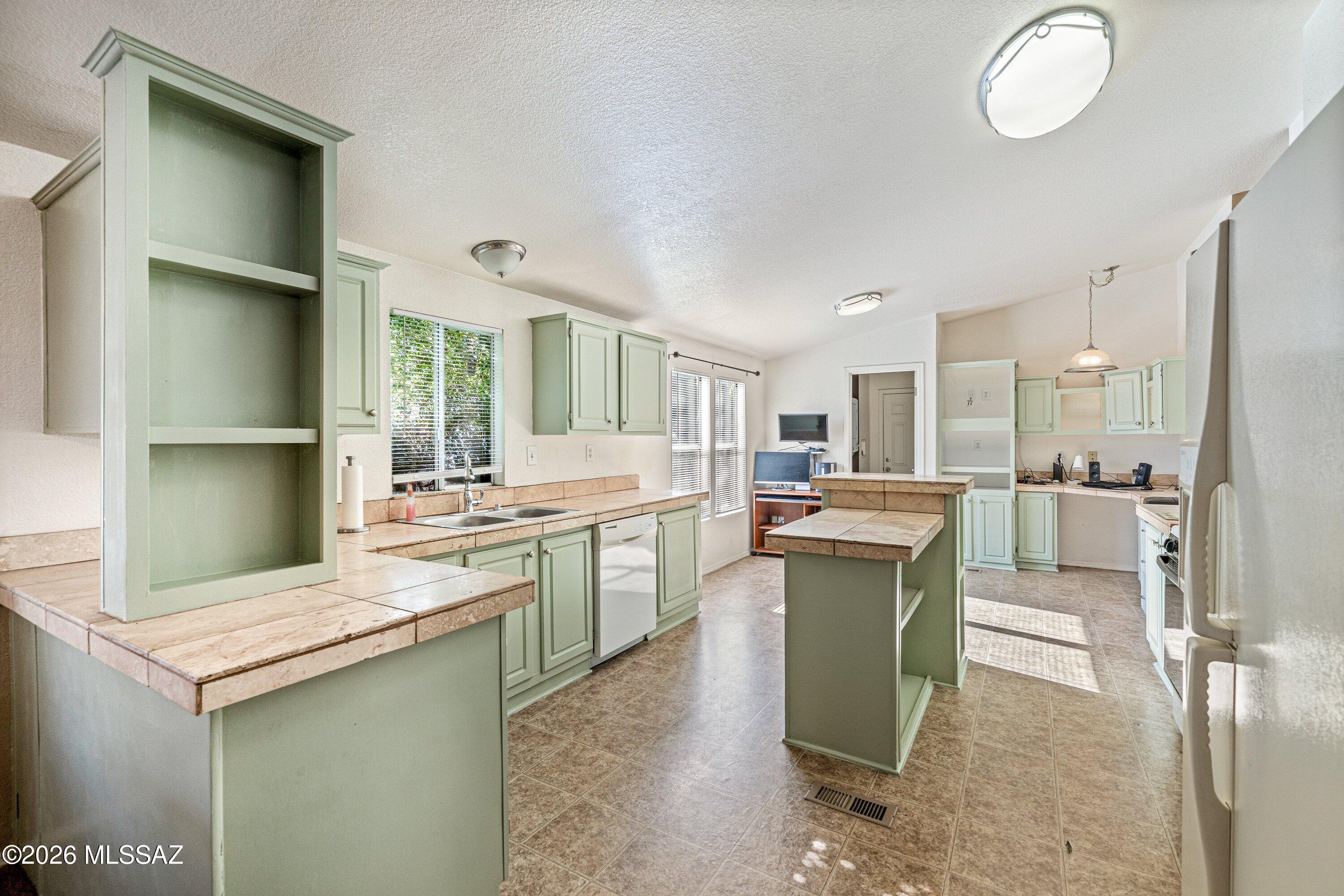 1647 W Seabrooke Drive