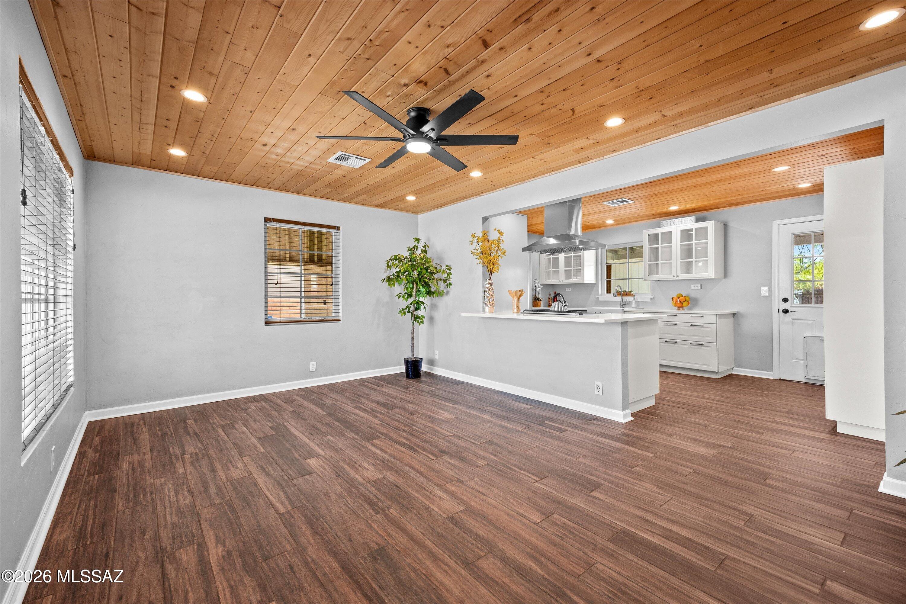 3008 E Seneca Street