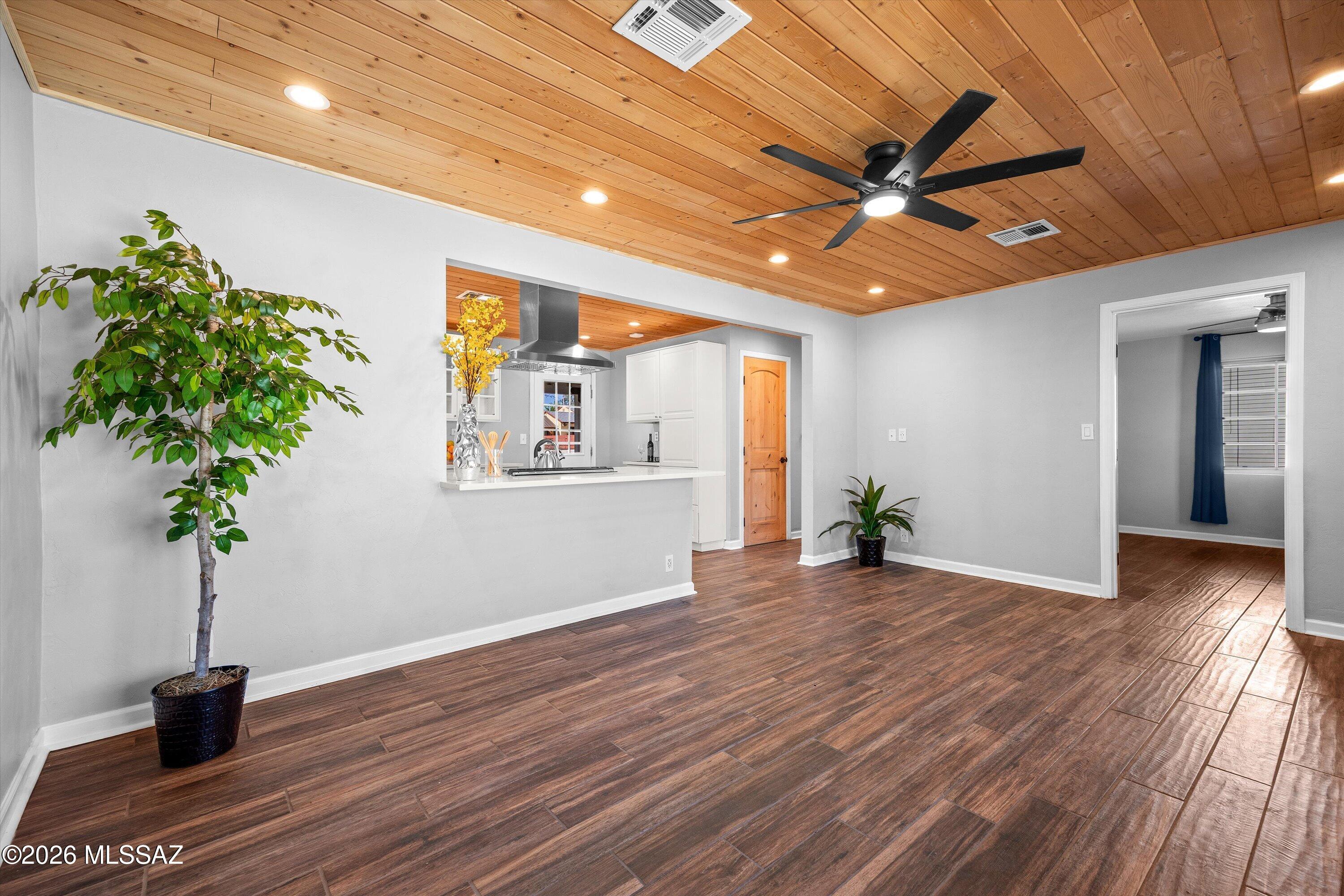 3008 E Seneca Street