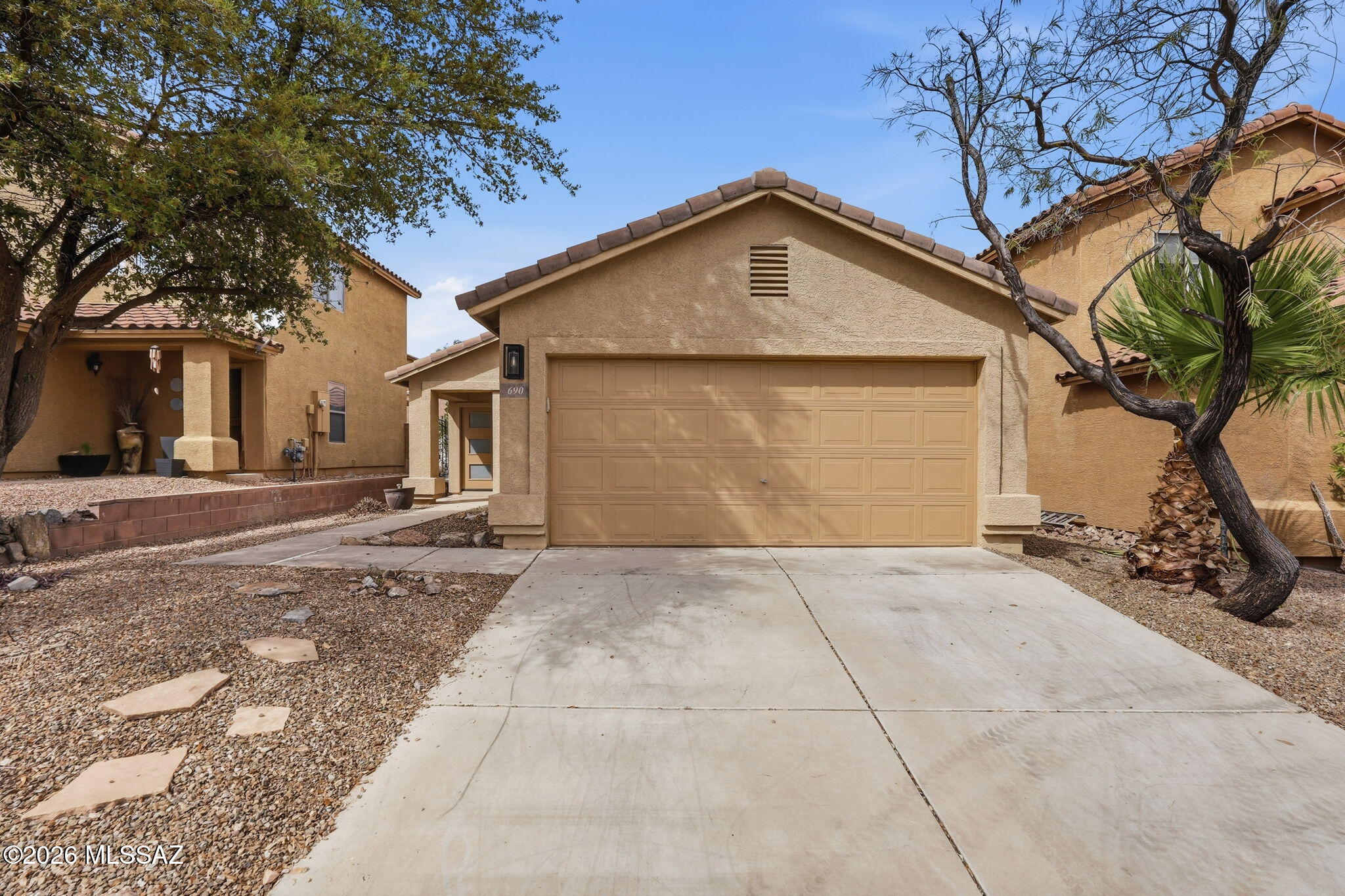 690 W Desert Blossom Drive