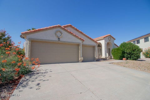 Photo of 981 W Turnstone Place, Tucson, AZ 85737 (MLS # 22621353)