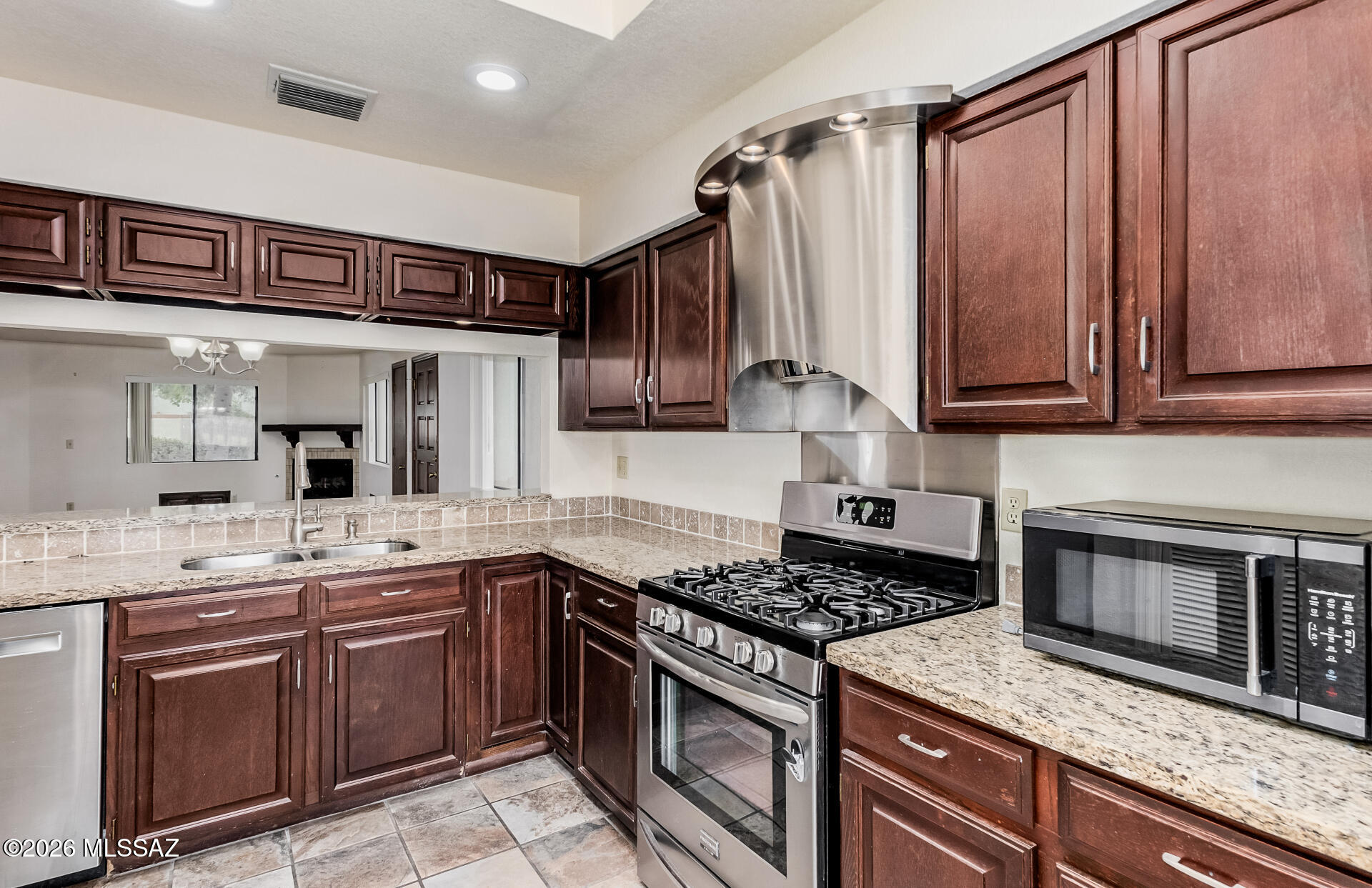 7853 N Calle De La Aldea