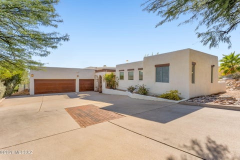 Photo of 6420 N Regal Manor Drive, Tucson, AZ 85750 (MLS # 22621884)