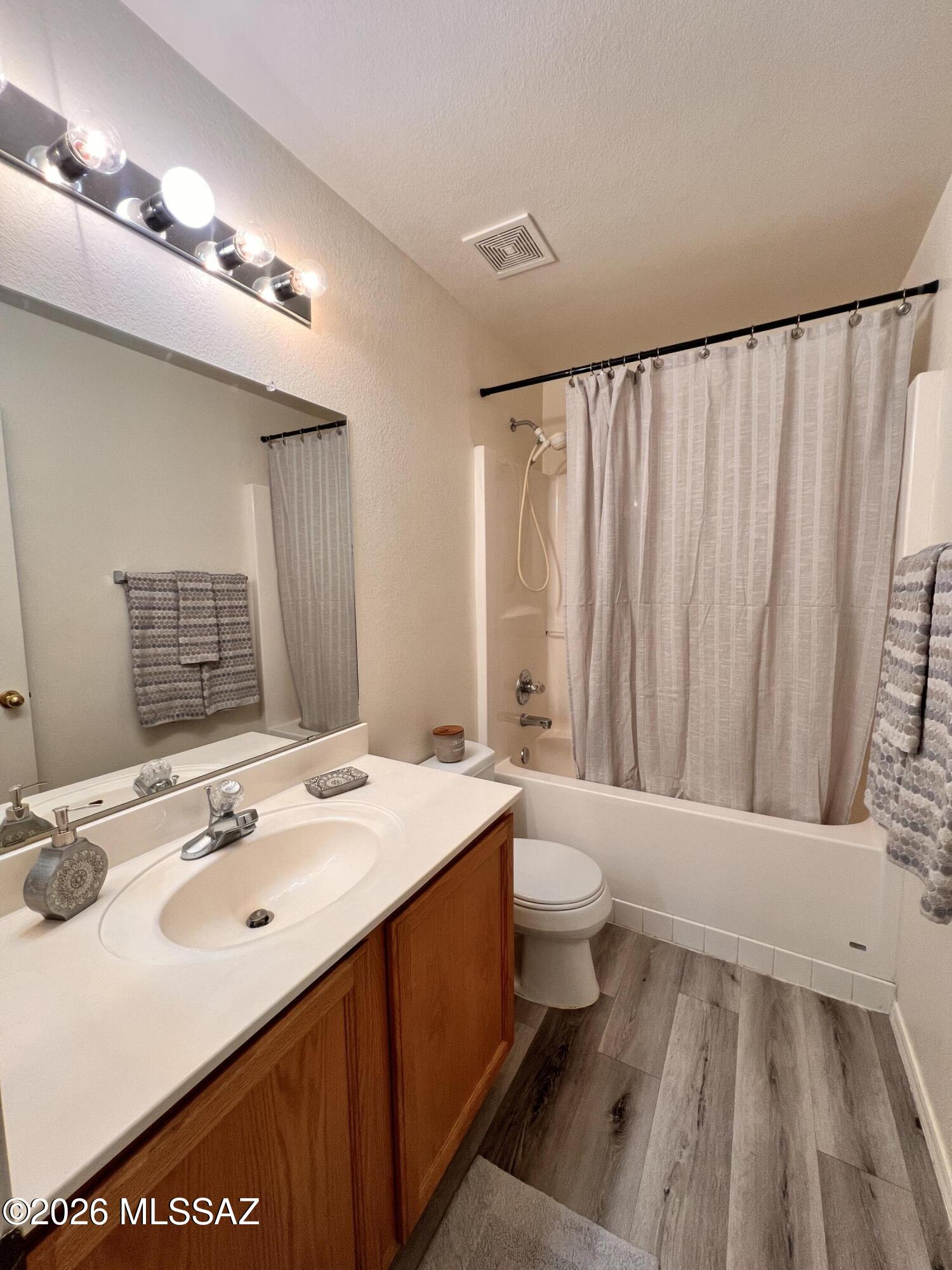 Hacienda Del Oro (1-879) - Residential Lease