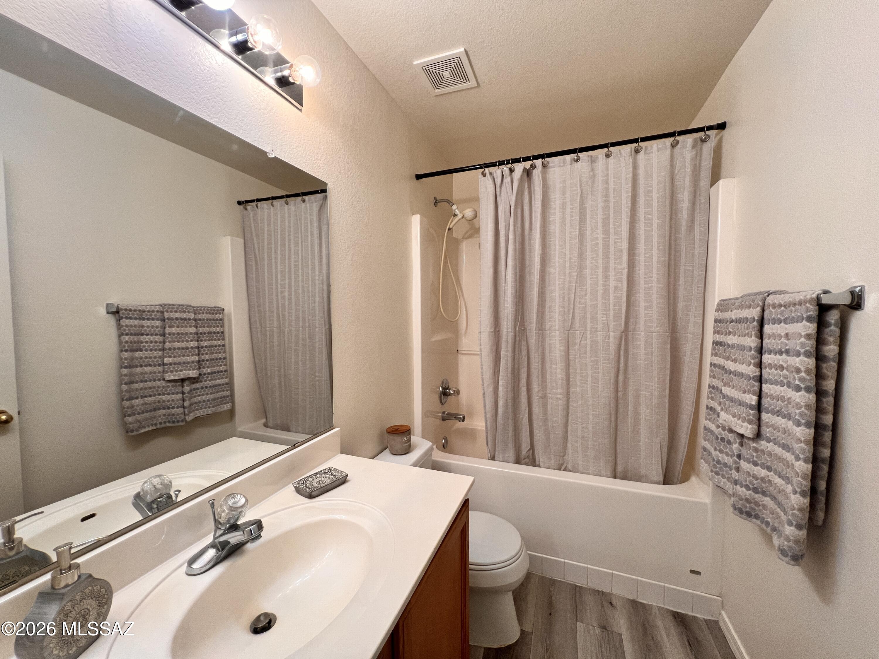 Hacienda Del Oro (1-879) - Residential Lease