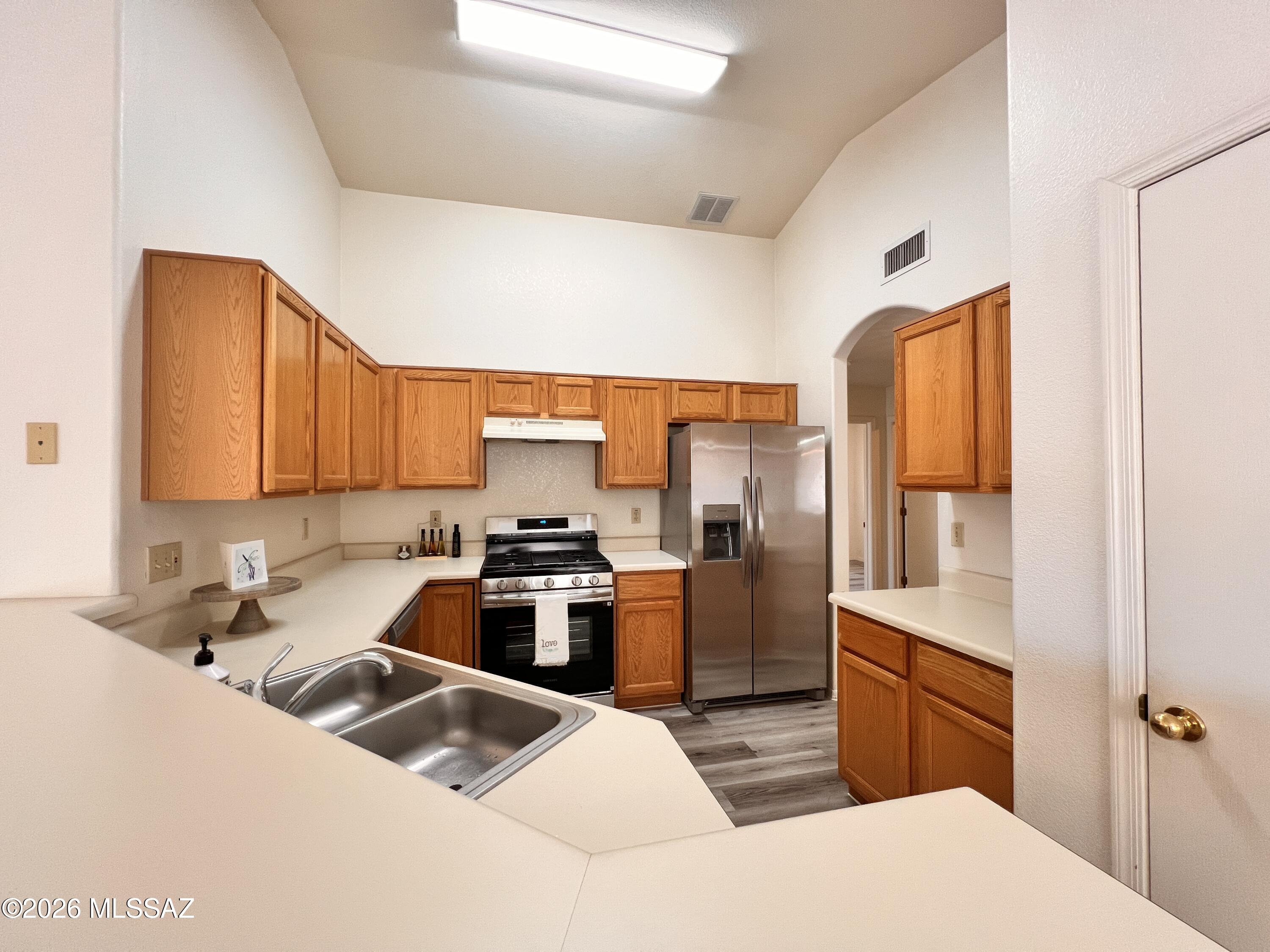 Hacienda Del Oro (1-879) - Residential Lease