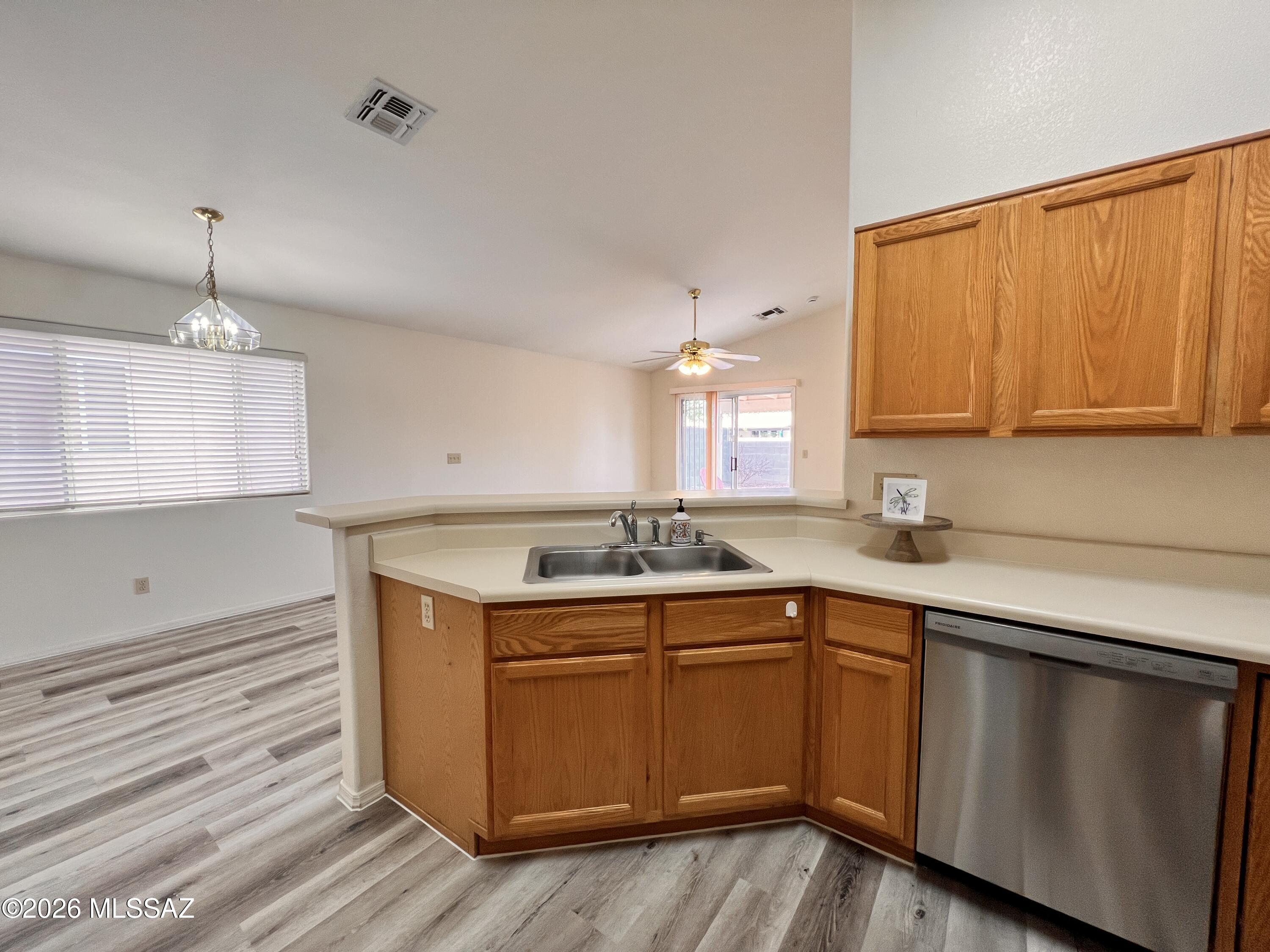 Hacienda Del Oro (1-879) - Residential Lease