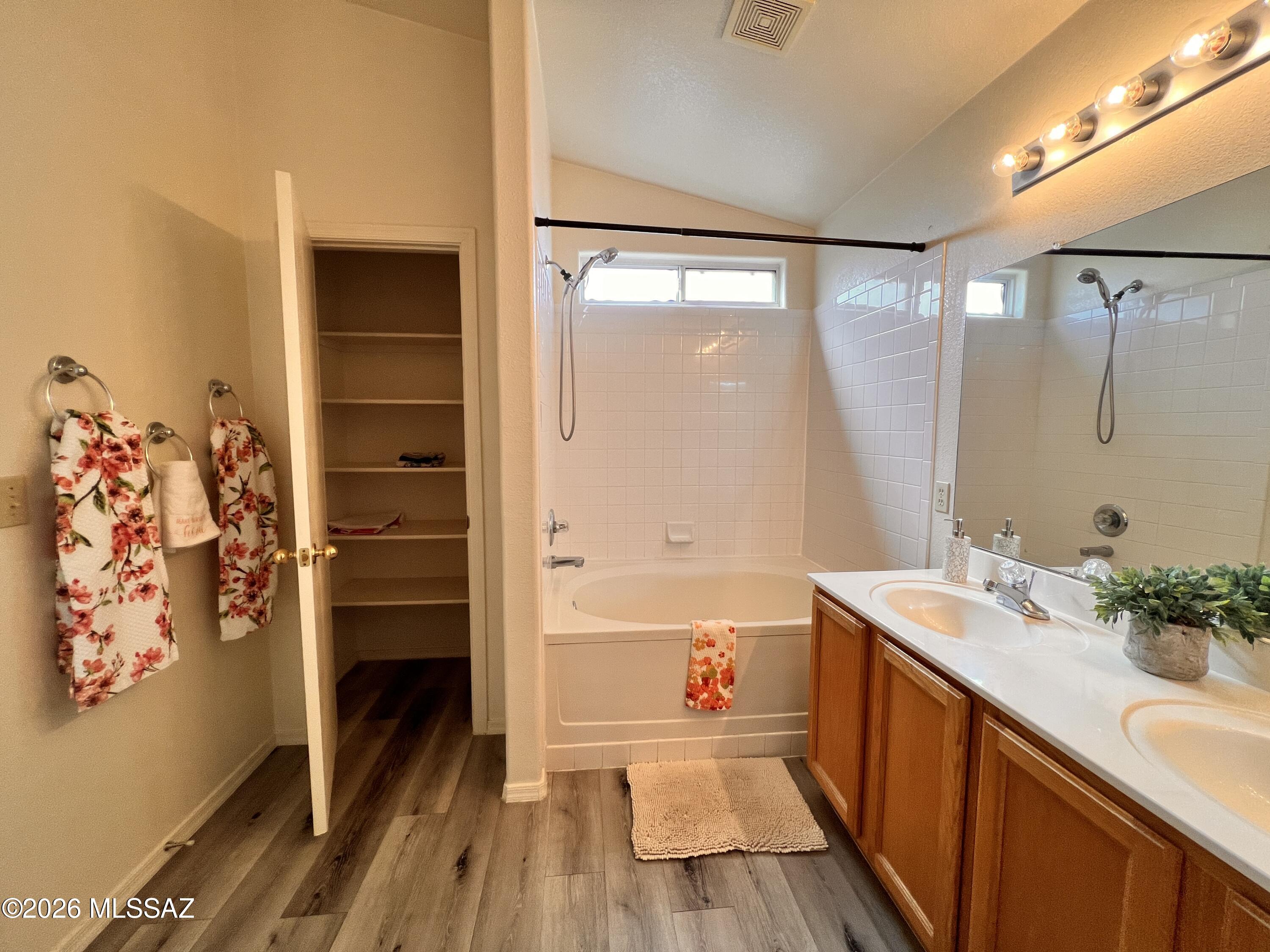 Hacienda Del Oro (1-879) - Residential Lease