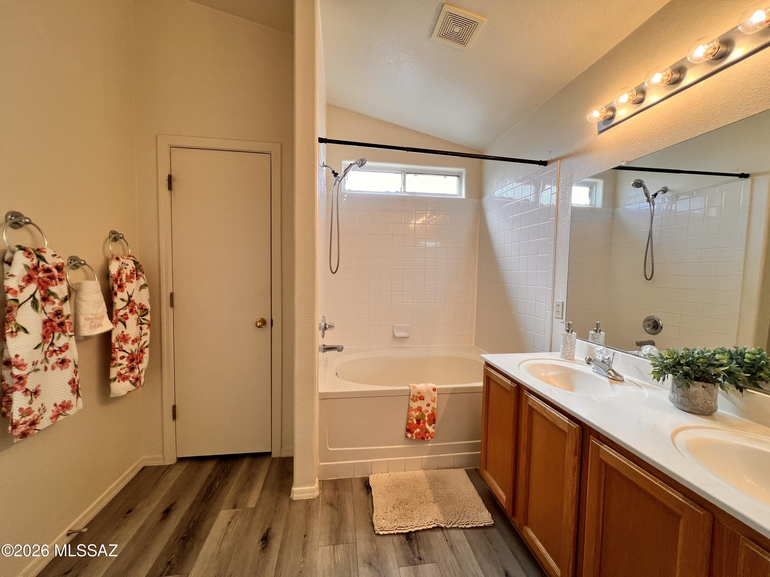 Hacienda Del Oro (1-879) - Residential Lease