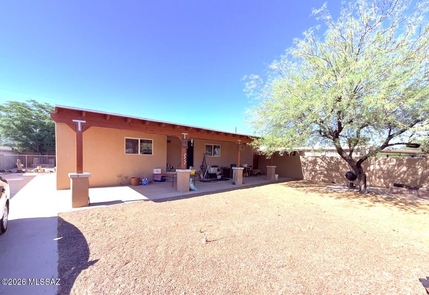 Opportunity awaits to own a newer Manufactured Home but put in your own touch with some TLC!  Covered patio in the front and back yards. Office/Den that is perfect if you work from home. Conveniently located near restaurants, shopping, I-10 and I-19.