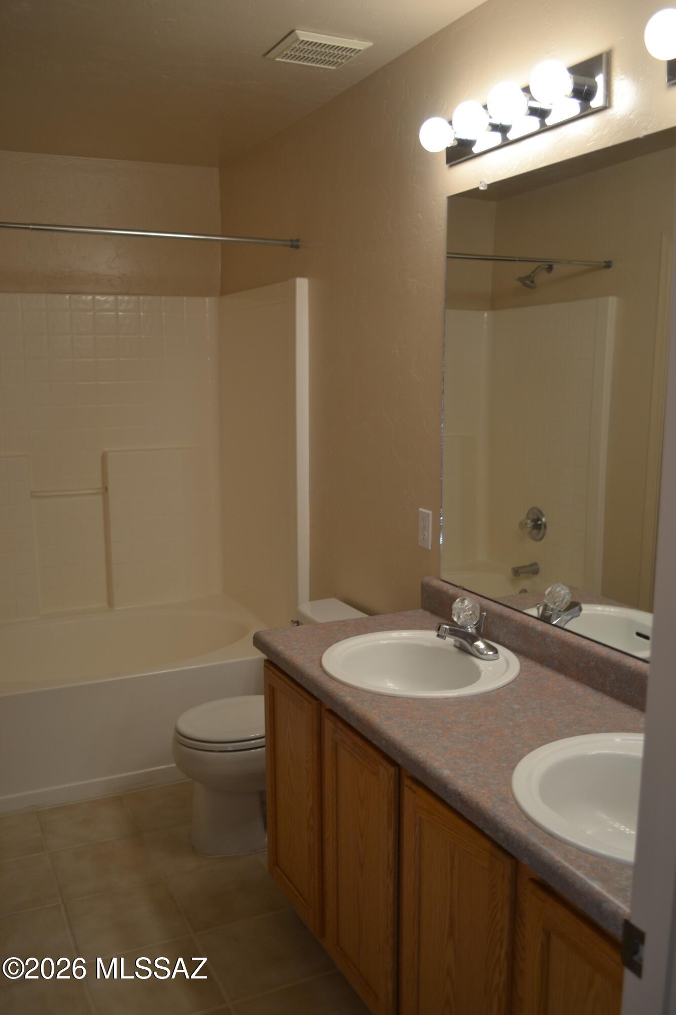 Hacienda Del Oro (1-879) - Residential Lease