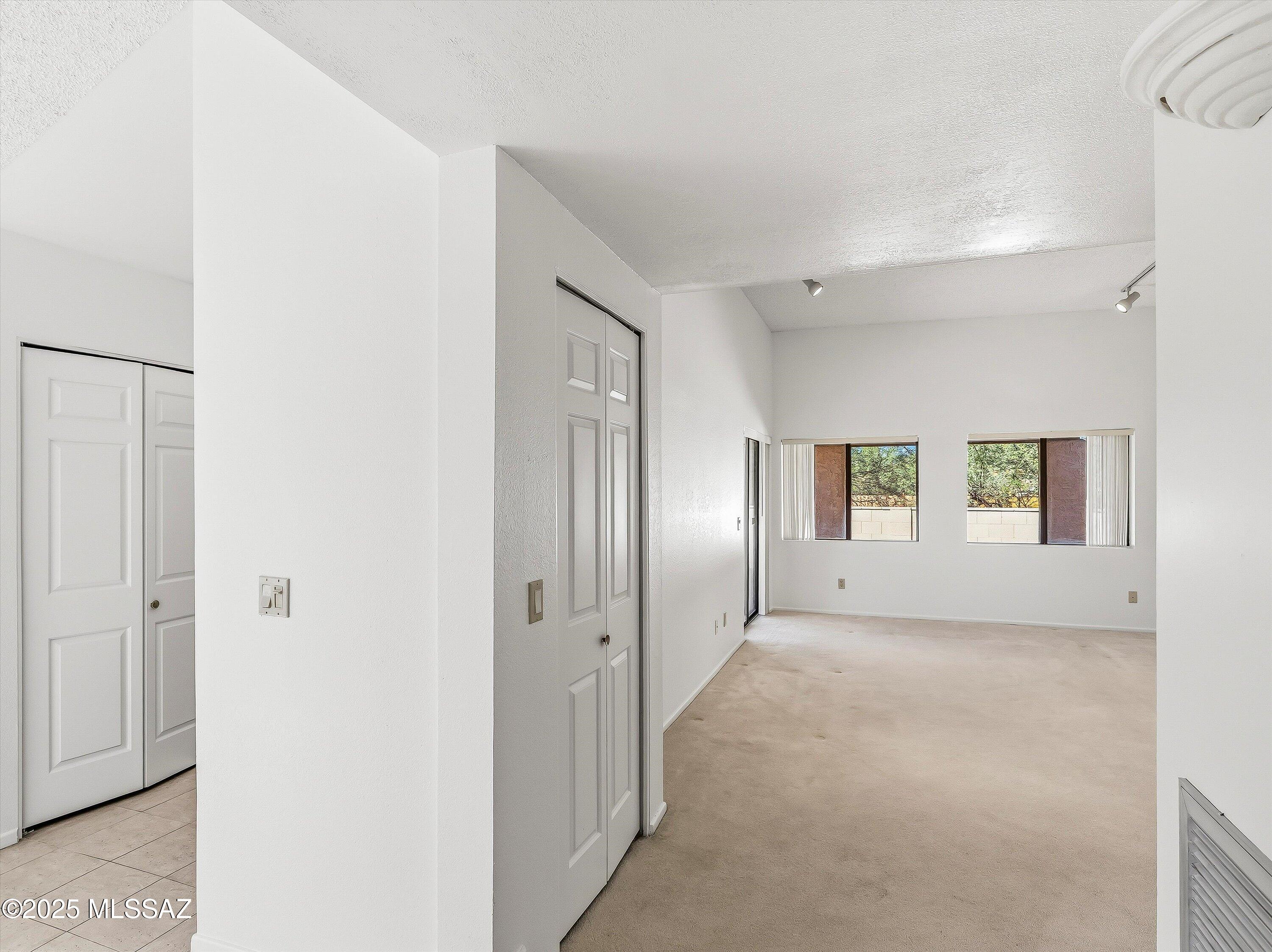 2829 E Weymouth Circle