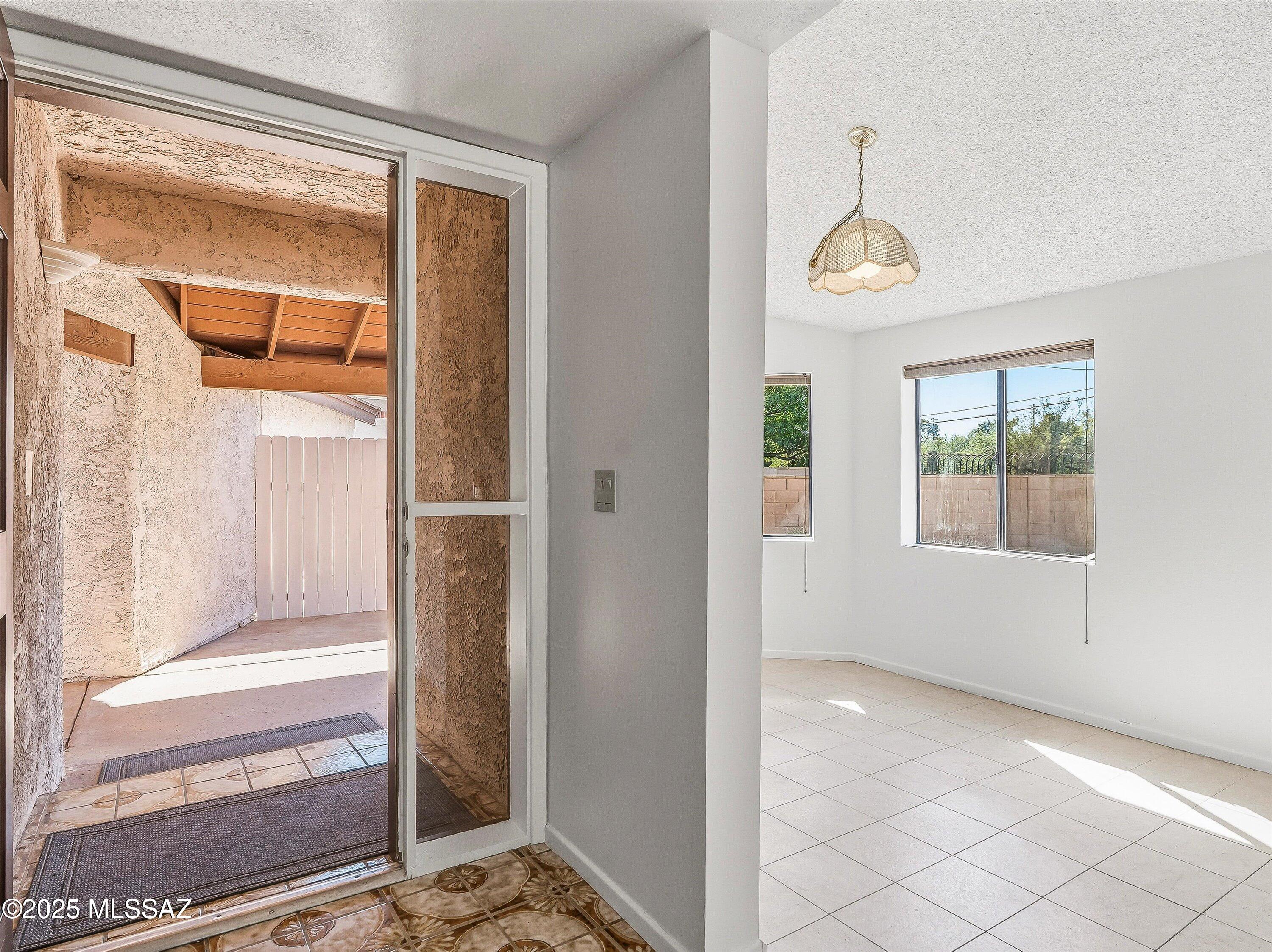 2829 E Weymouth Circle