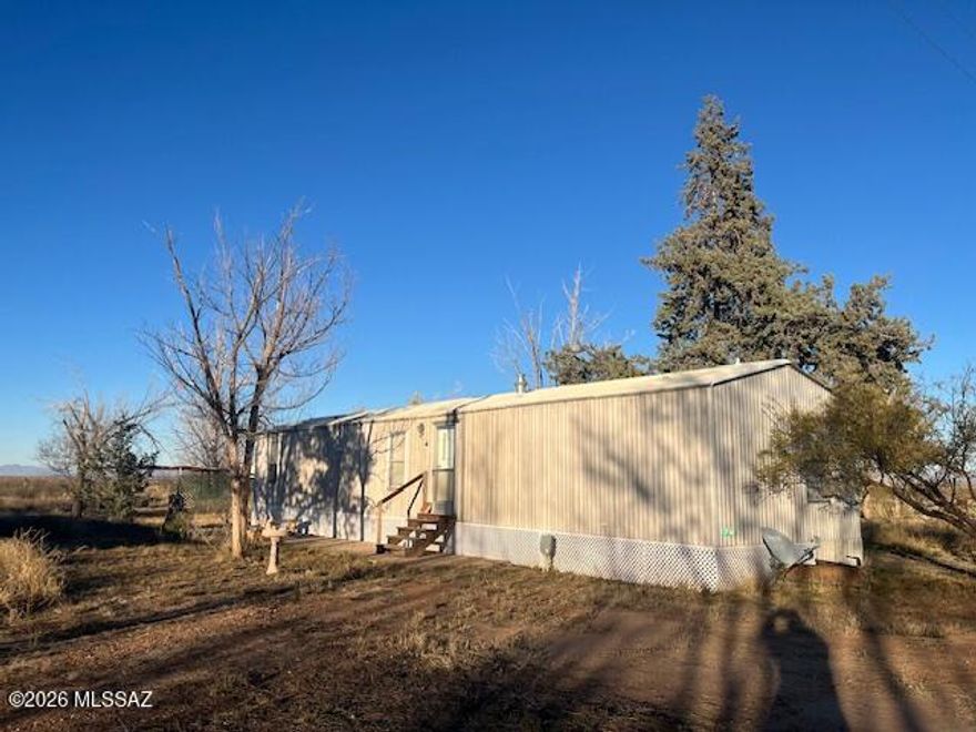 2001 CLAYTON SPIRIT III 14 x 64 SER#CLW016655TX
Lot Rent of $180.00 includes water, sewage and trash. Park aproval required before purchase.
 Split bedroom plan, washer/dryer, water filtration system, Slab patio, carport and shed. Located in Pearce which is host to a Post Office, Library, Dollar General and restaurants.