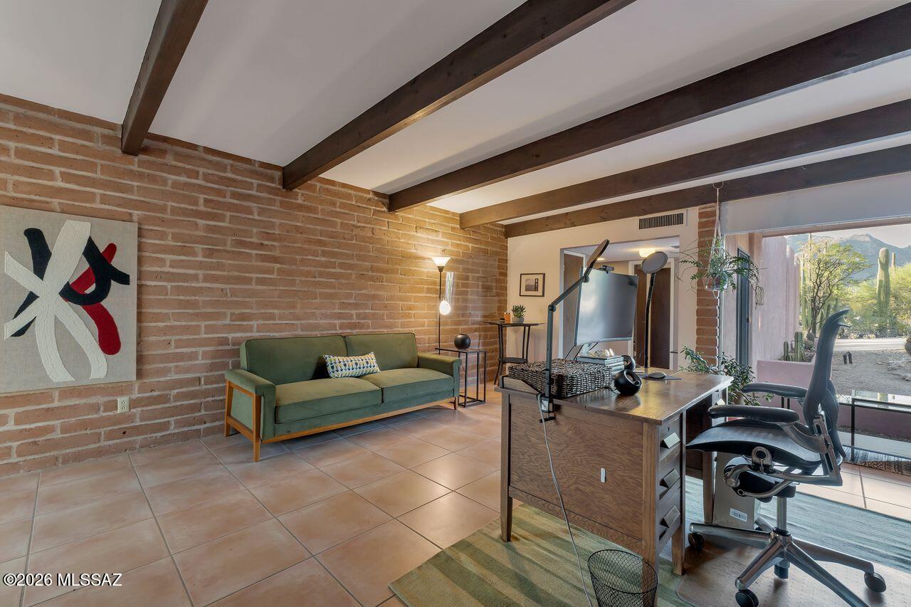 6521 N Camino Padre Isidoro