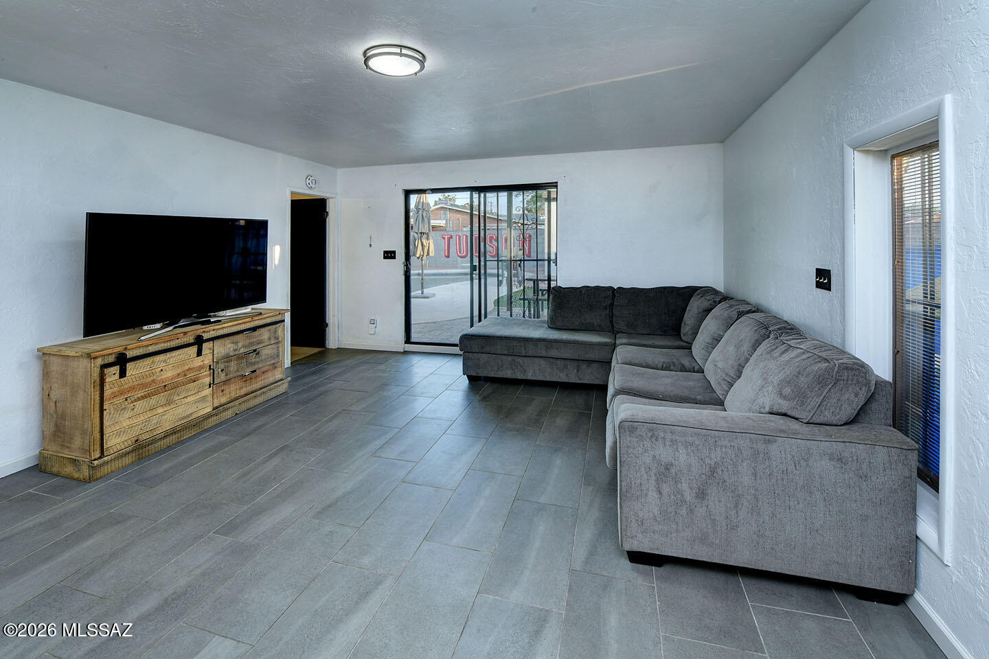 2602 E Sylvia Street