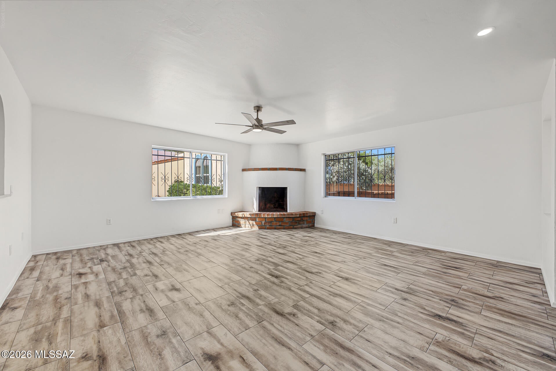 918 W Camino Guarina