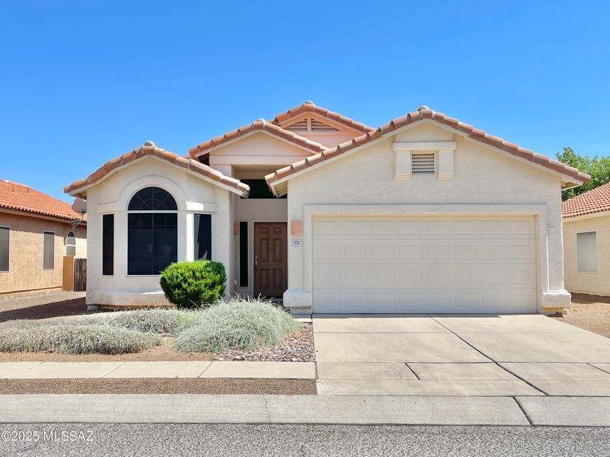 3bdr/2ba in Catalina Foothills.
Spacious living room w/vaulted ceilings, split bedroom floorplan, kitchen w/stainless steel appliances, fenced backyard w/covered patio.  Tenant occupied until 06/30/2026