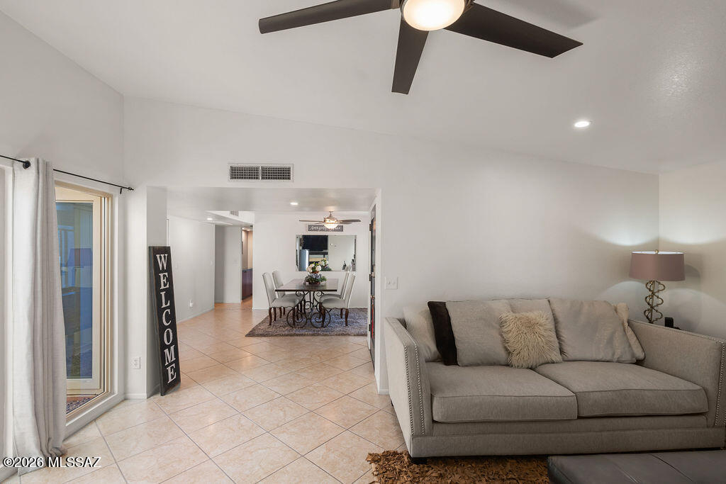 1891 N Circulo De La Cienega