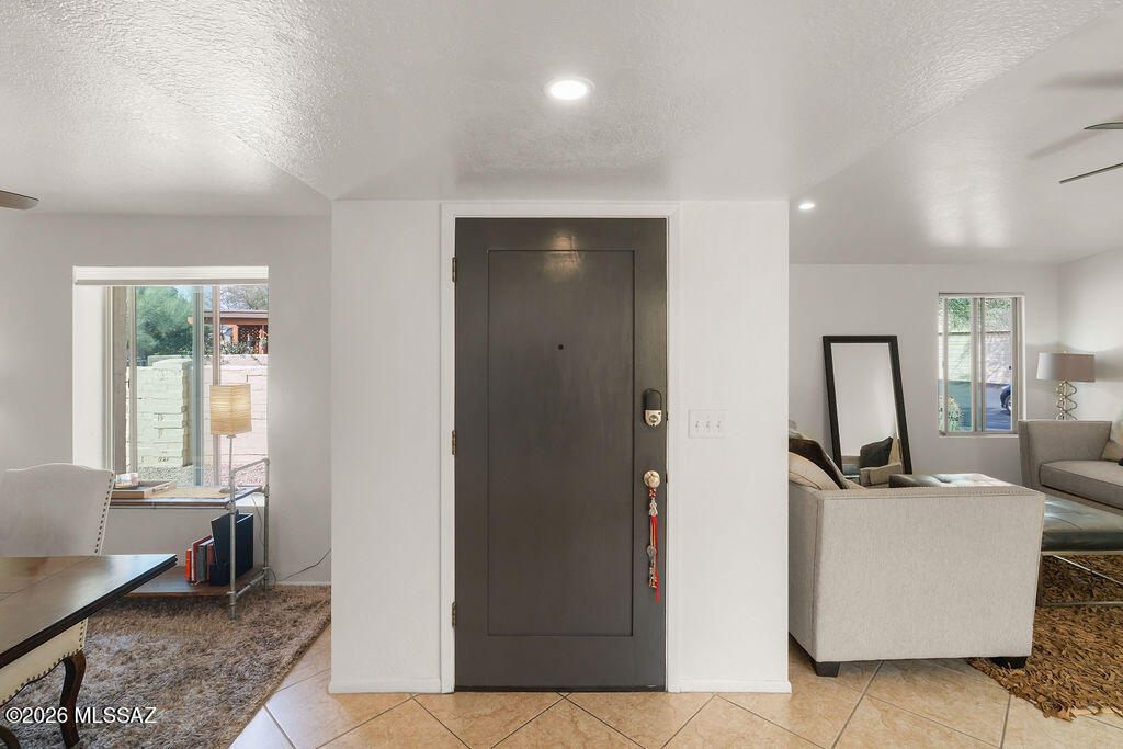 1891 N Circulo De La Cienega