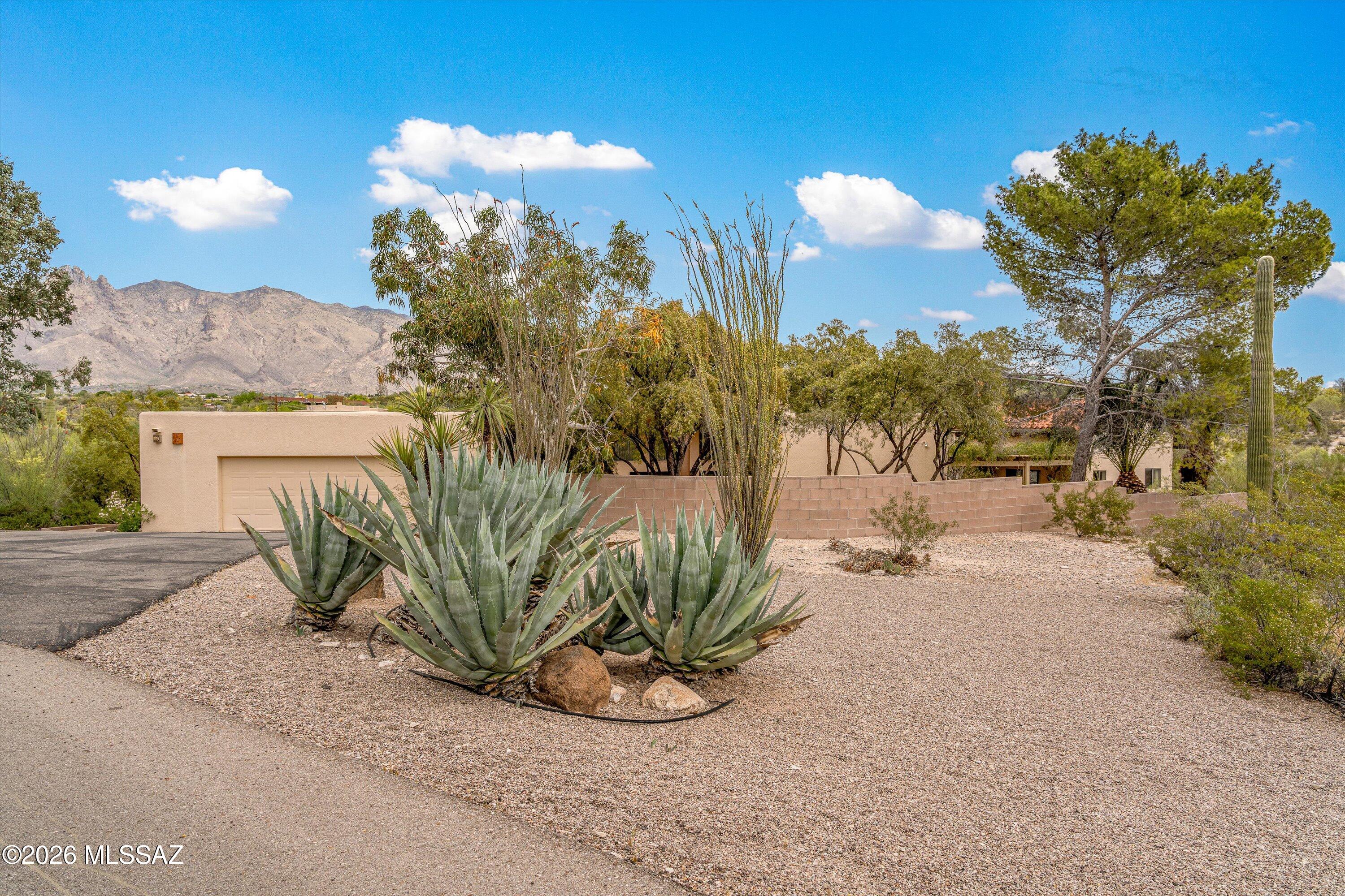 5110 N Calle La Cima