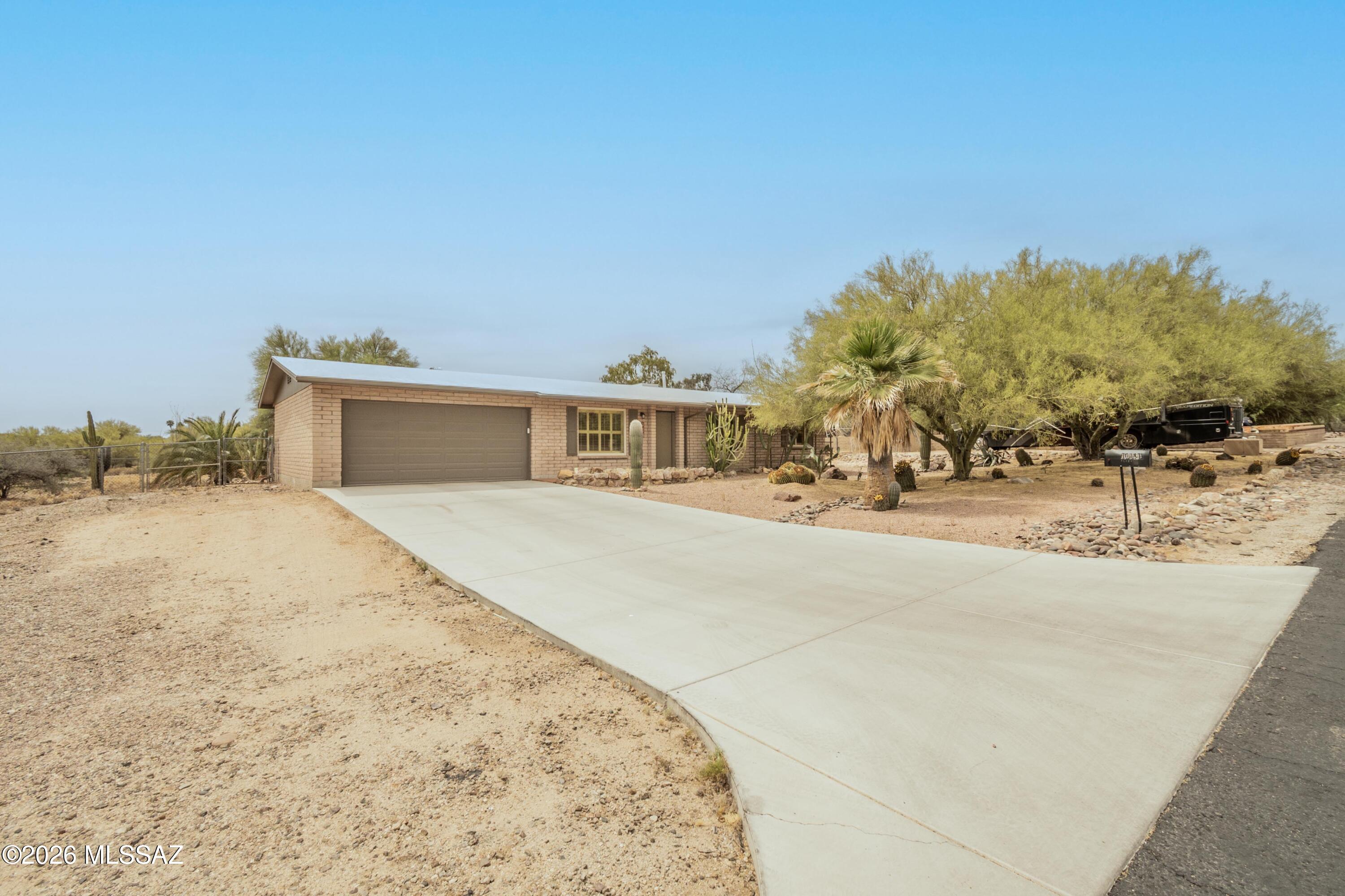10181 N Hacienda Hermosa Drive