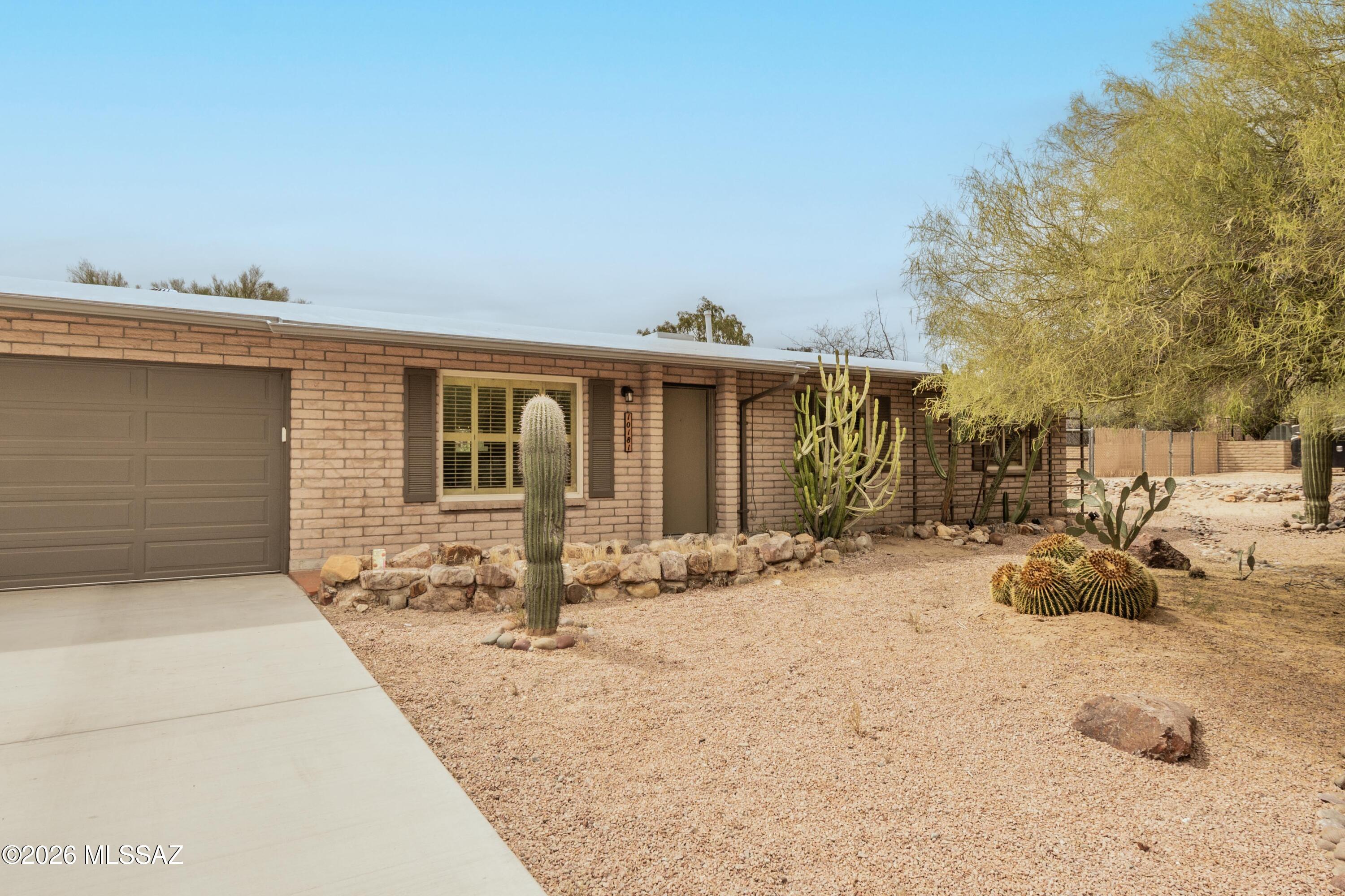 10181 N Hacienda Hermosa Drive