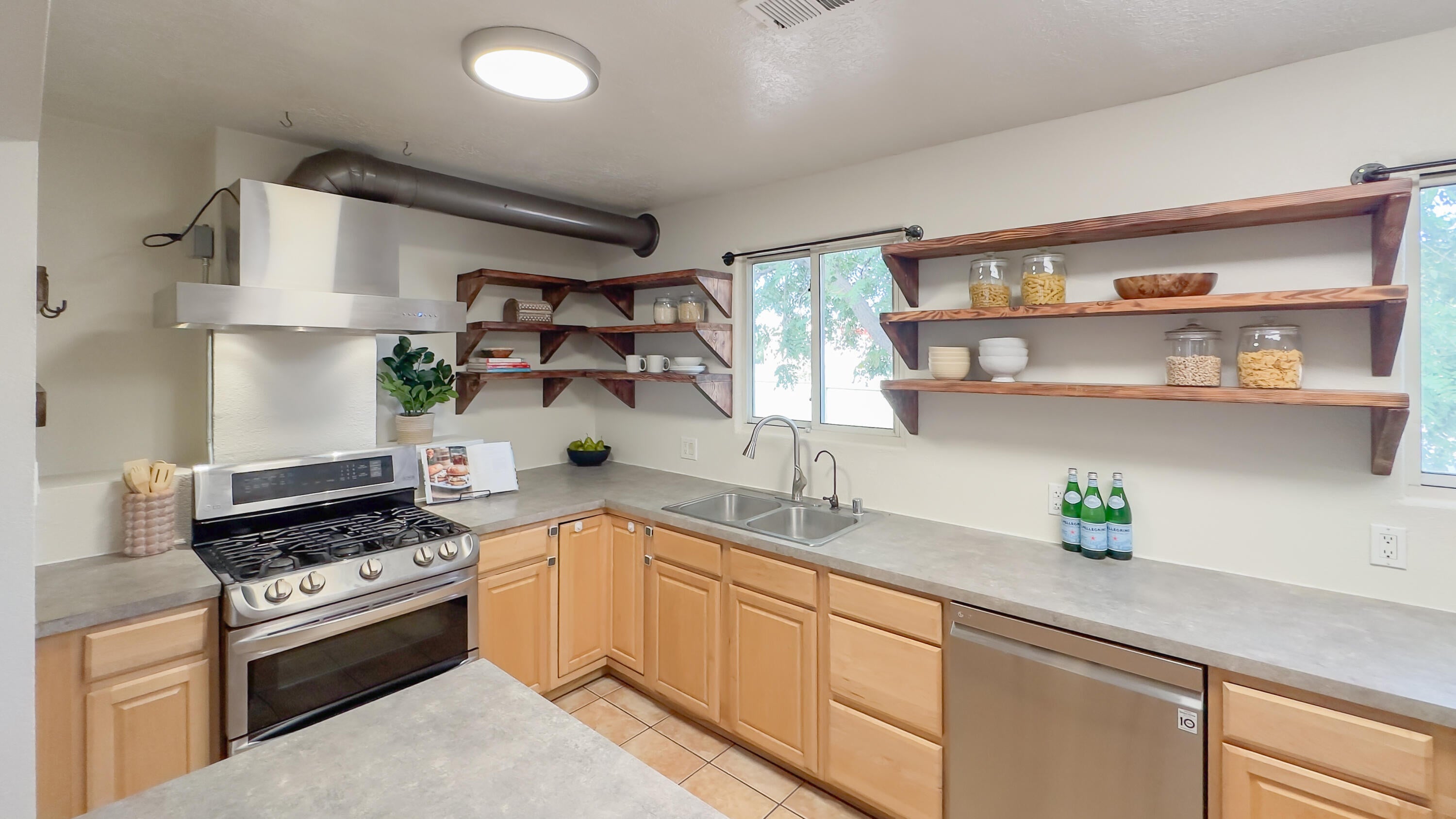 3605 Mesa Verde Avenue NE