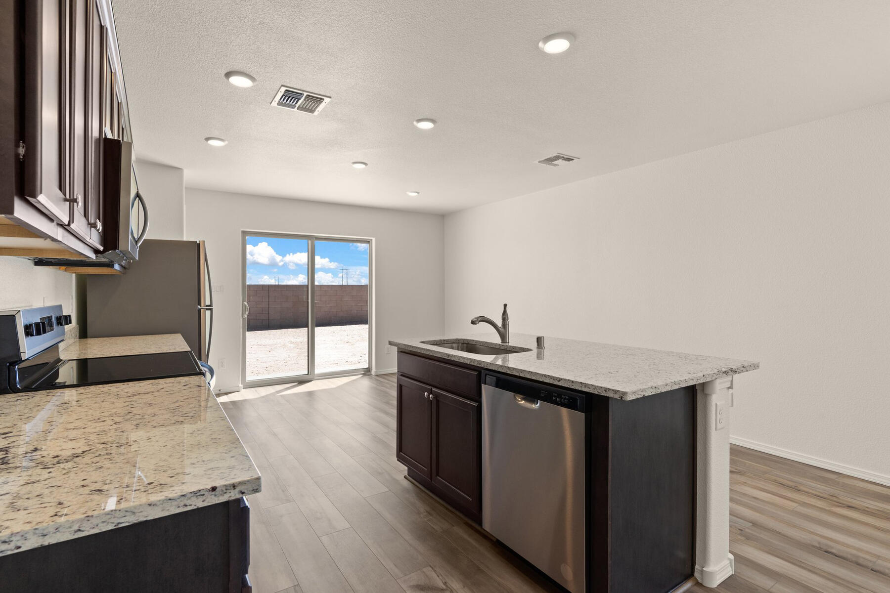 2618 Desi Loop, Belen, New Mexico image 2