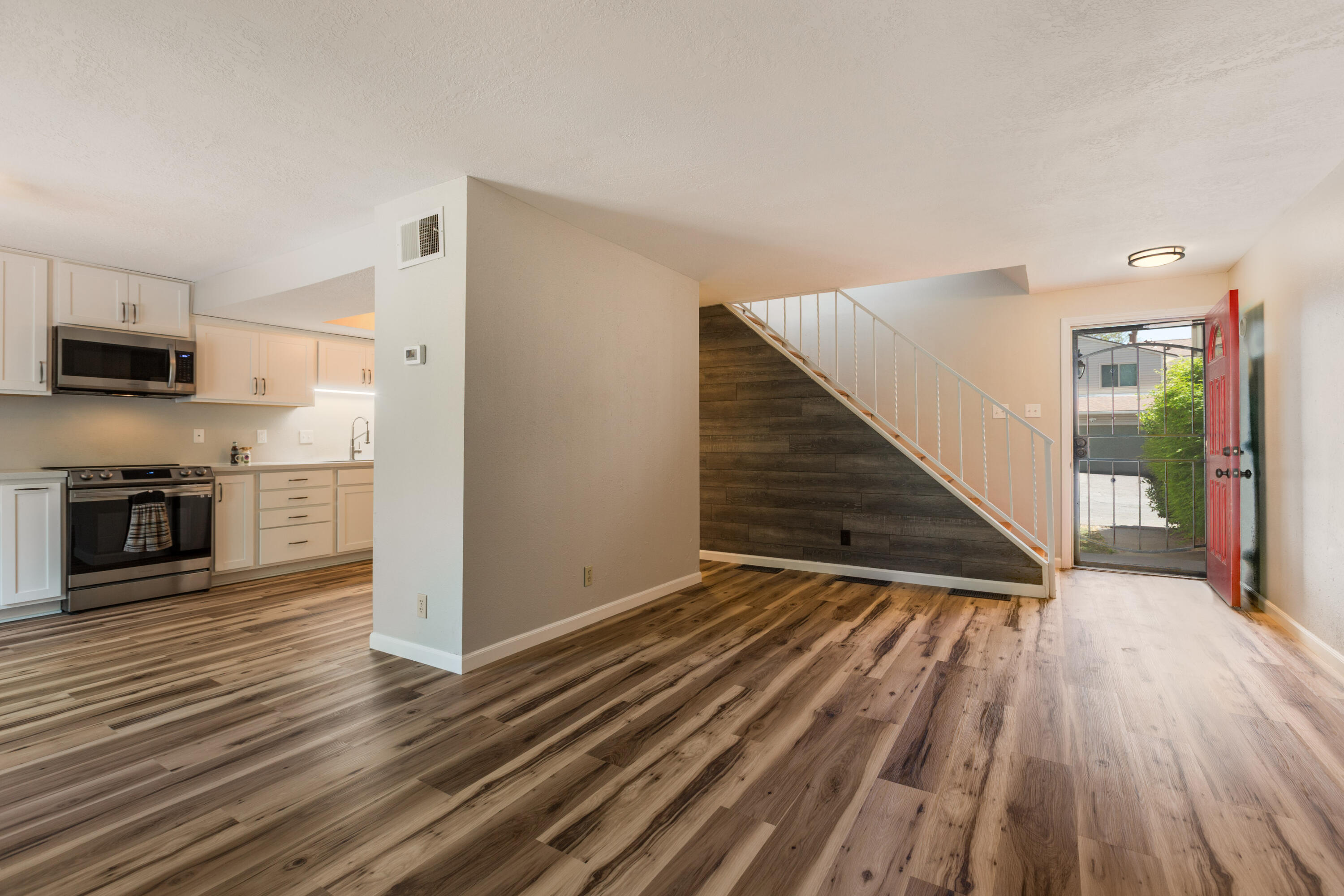 18 Lakeshore Drive NE