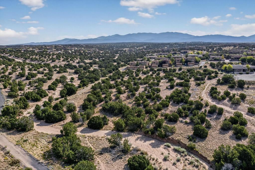 76,87,88 Avenida Aldea