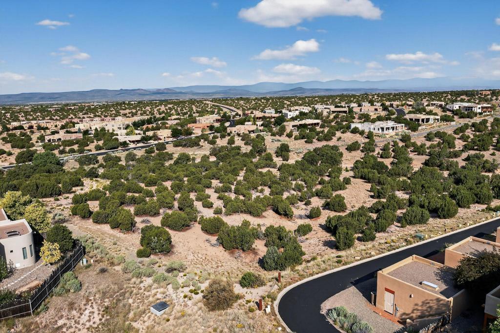 76,87,88 Avenida Aldea