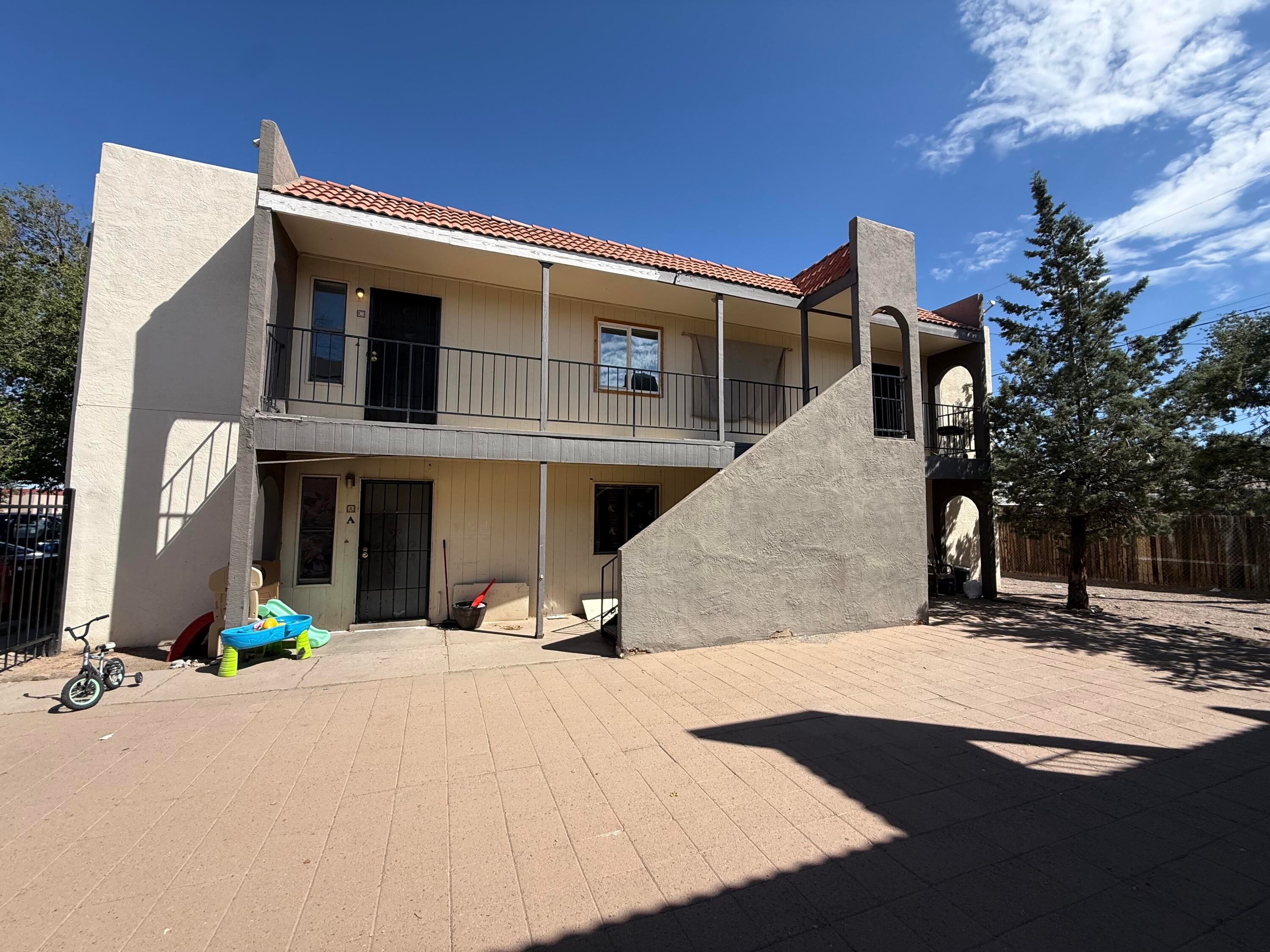 532 Palomas Drive SE