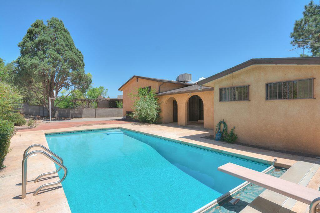 1805 Notre Dame Drive NE