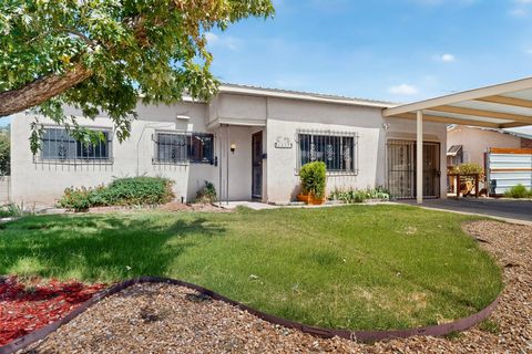 Photo of 1417 Espejo Street NE, Albuquerque, NM 87112 (MLS # 1105936)