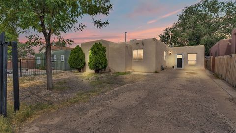 Photo of 536 MESILLA Street SE, Albuquerque, NM 87108 (MLS # 1088584)