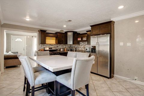 221 58th Street NW Albuquerque NM 87105