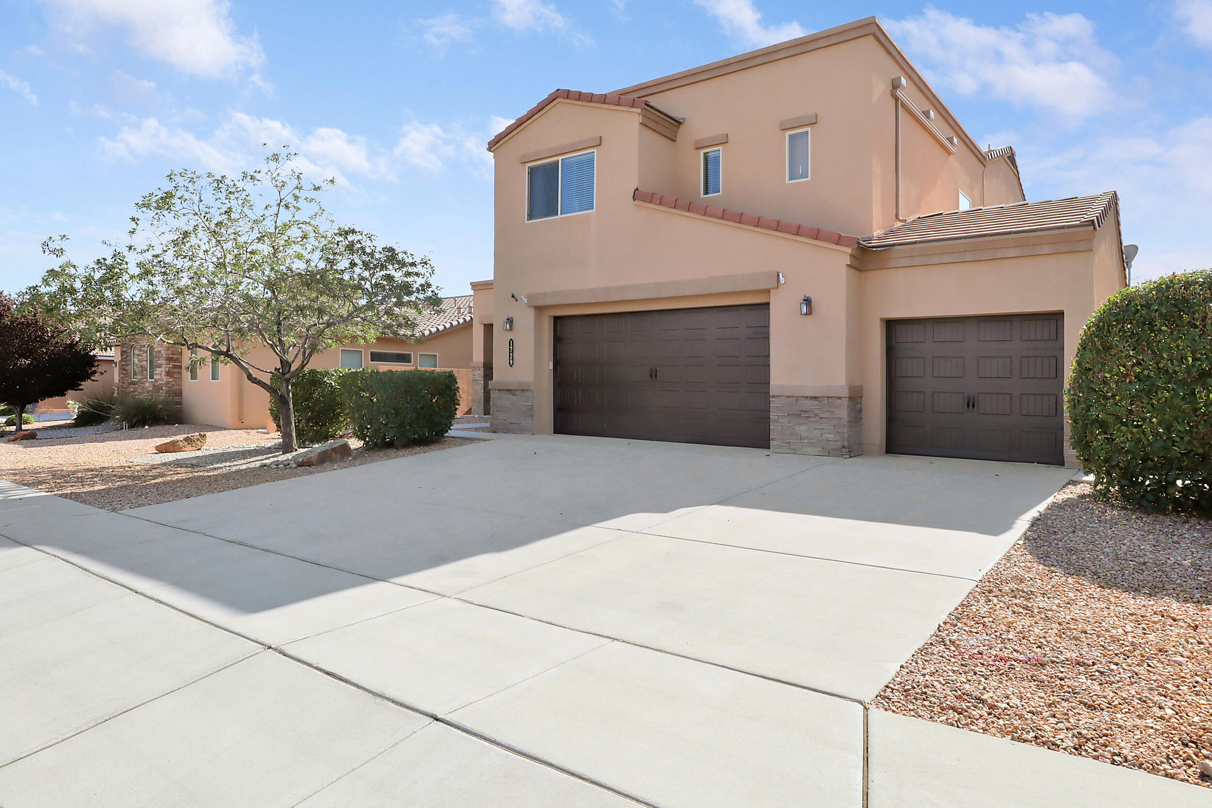 1729 Vista De Colinas Drive, Rio Rancho, New Mexico image 2