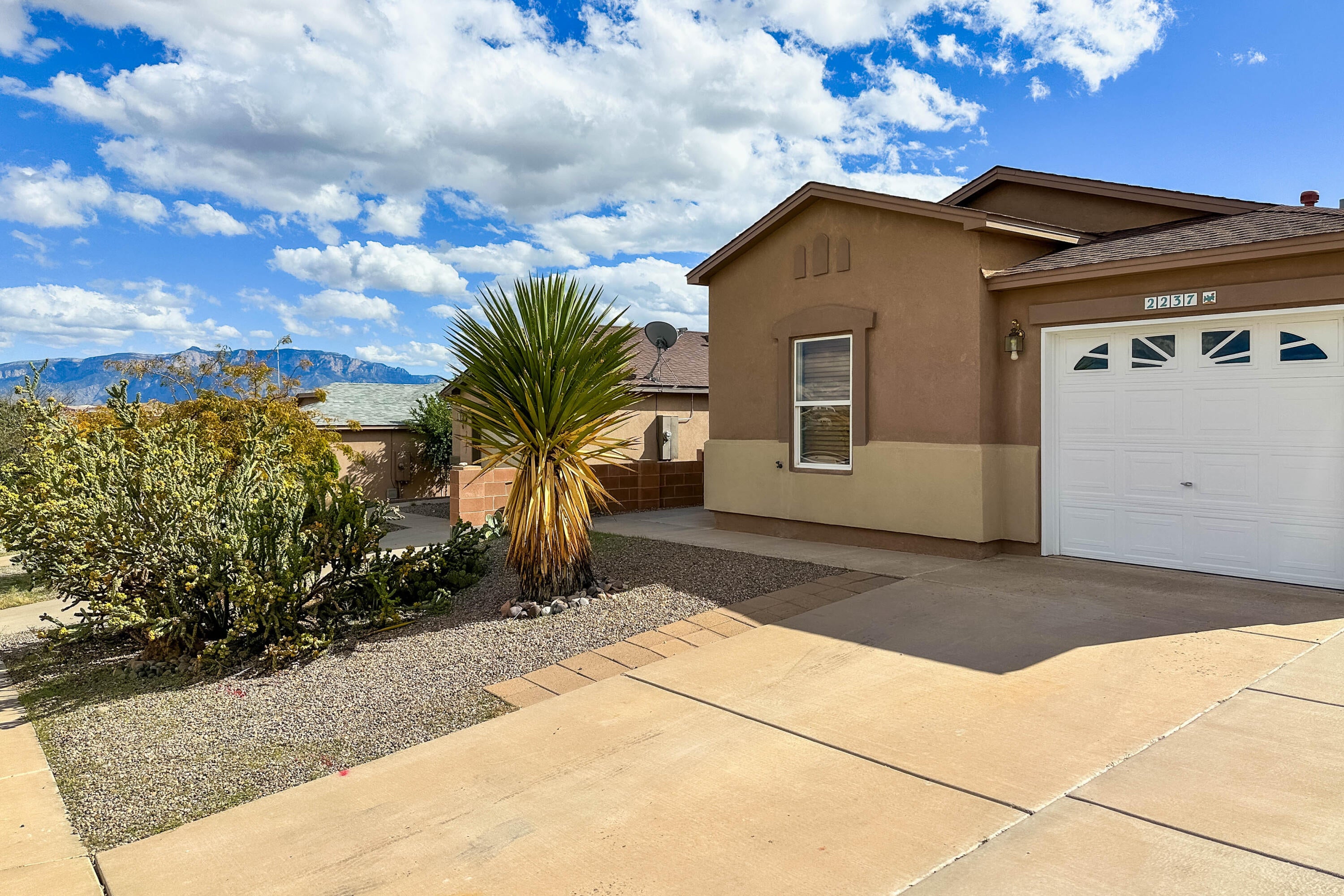 2237 Sagecrest Loop NE