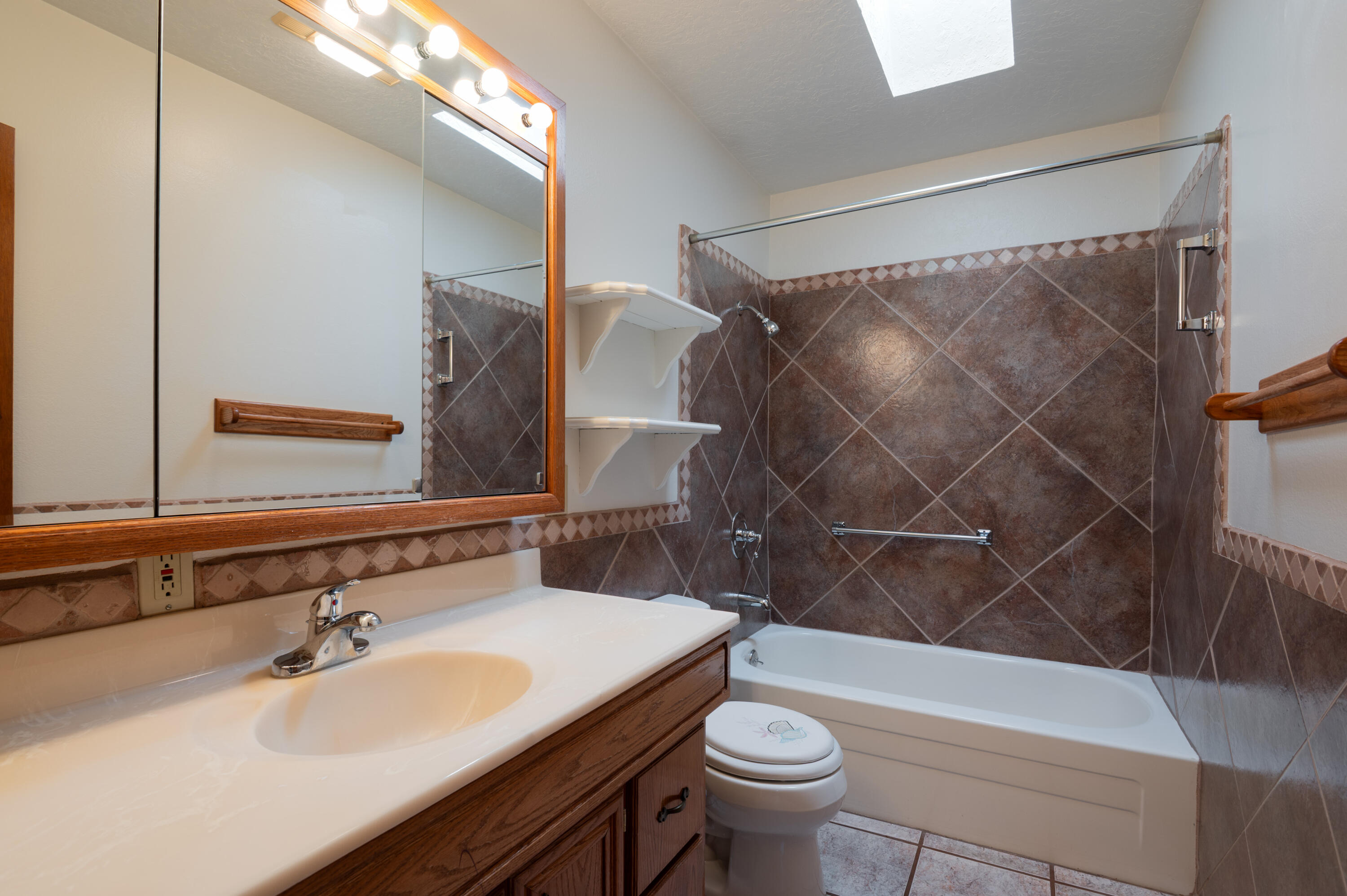 Albuquerque, New Mexico 87107, United States, 3 Bedrooms Bedrooms, ,2 BathroomsBathrooms,Residential,Active,240160