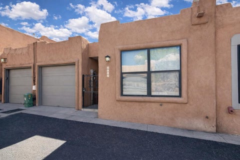 Townhouse For Sale - 2451 Northwest Circle<br/> Bernalillo County, Albuquerque, NM 87104