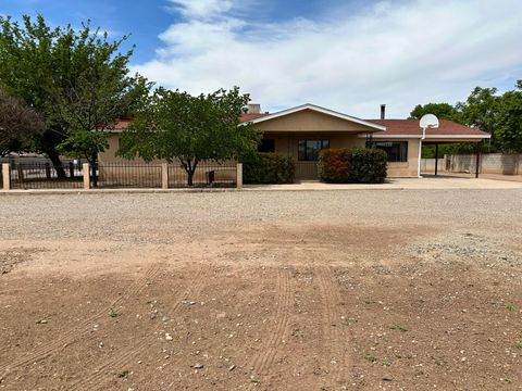 Photo of 1929 Tapia Boulevard SW #B, Albuquerque, NM 87105 (MLS # 1101520)