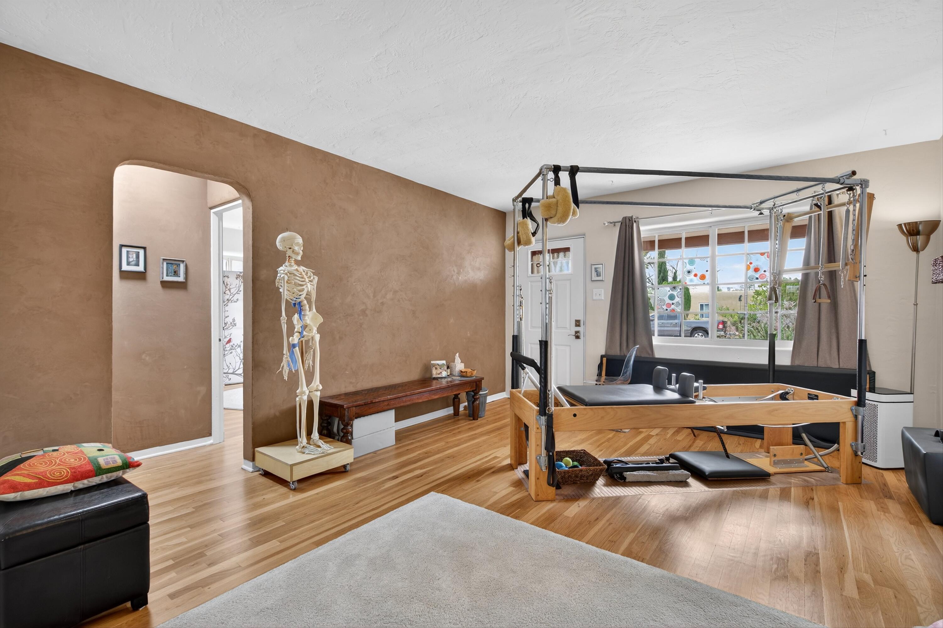 420 Manzano Street NE