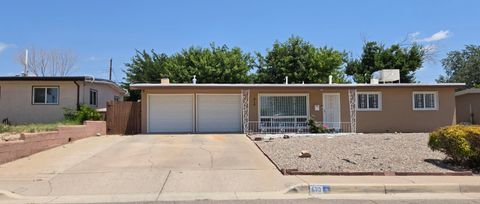 Photo of 610 ESPANOLA Street NE, Albuquerque, NM 87108 (MLS # 1087902)