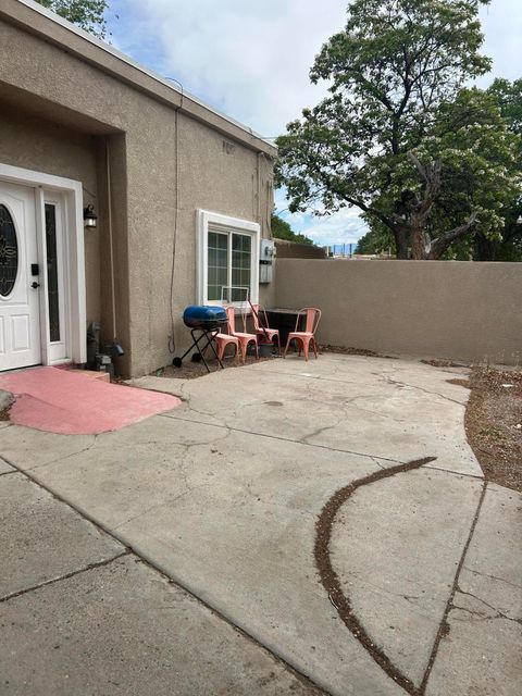 Photo of 709 Cromwell Avenue SW, Albuquerque, NM 87102 (MLS # 1102396)