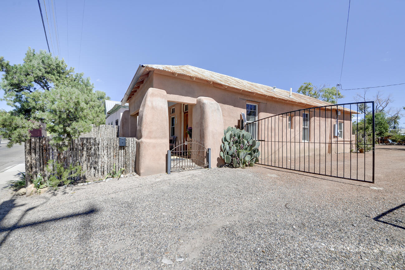 1913 LOMAS Boulevard NW