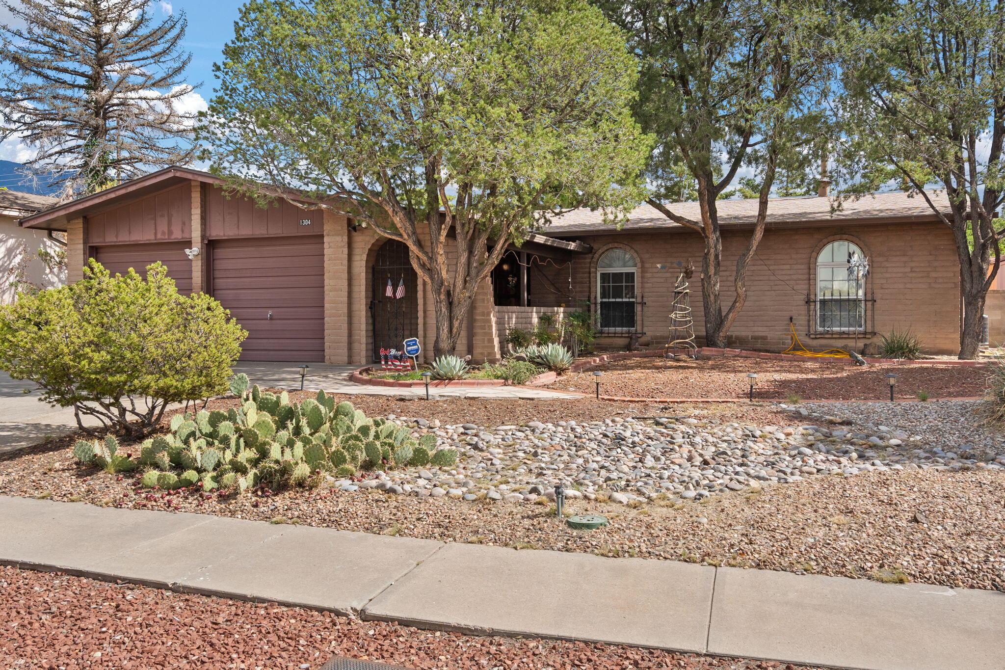 1304 HIAWATHA Drive NE